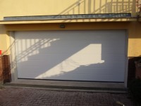 Sekční garážová vrata Hormann LPU 40 s integrovanými dveřmi